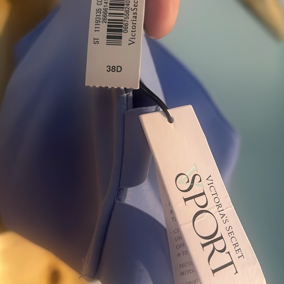 NWT Victoria Secret Sports Bra, Size 38D - Picture 6 of 7